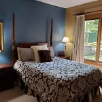 Chalet-Style Condo - 5 Minutes To Lifts And Village!
